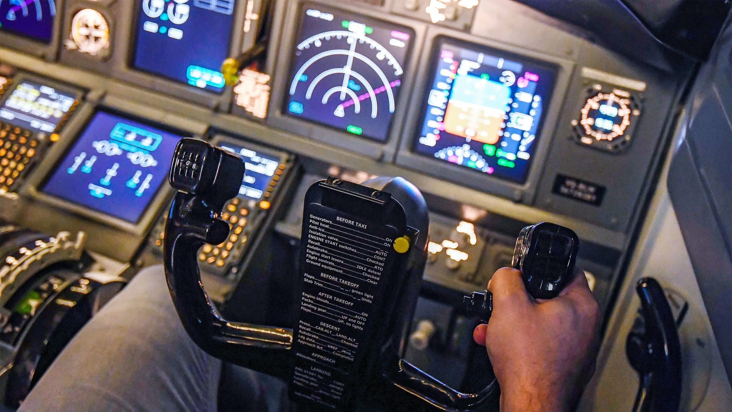 Штурвал пилота самолета. Штурвал боинга 737. Штурвал пилота самолета. Летчик за штурвалом. Штурвал ан-2.