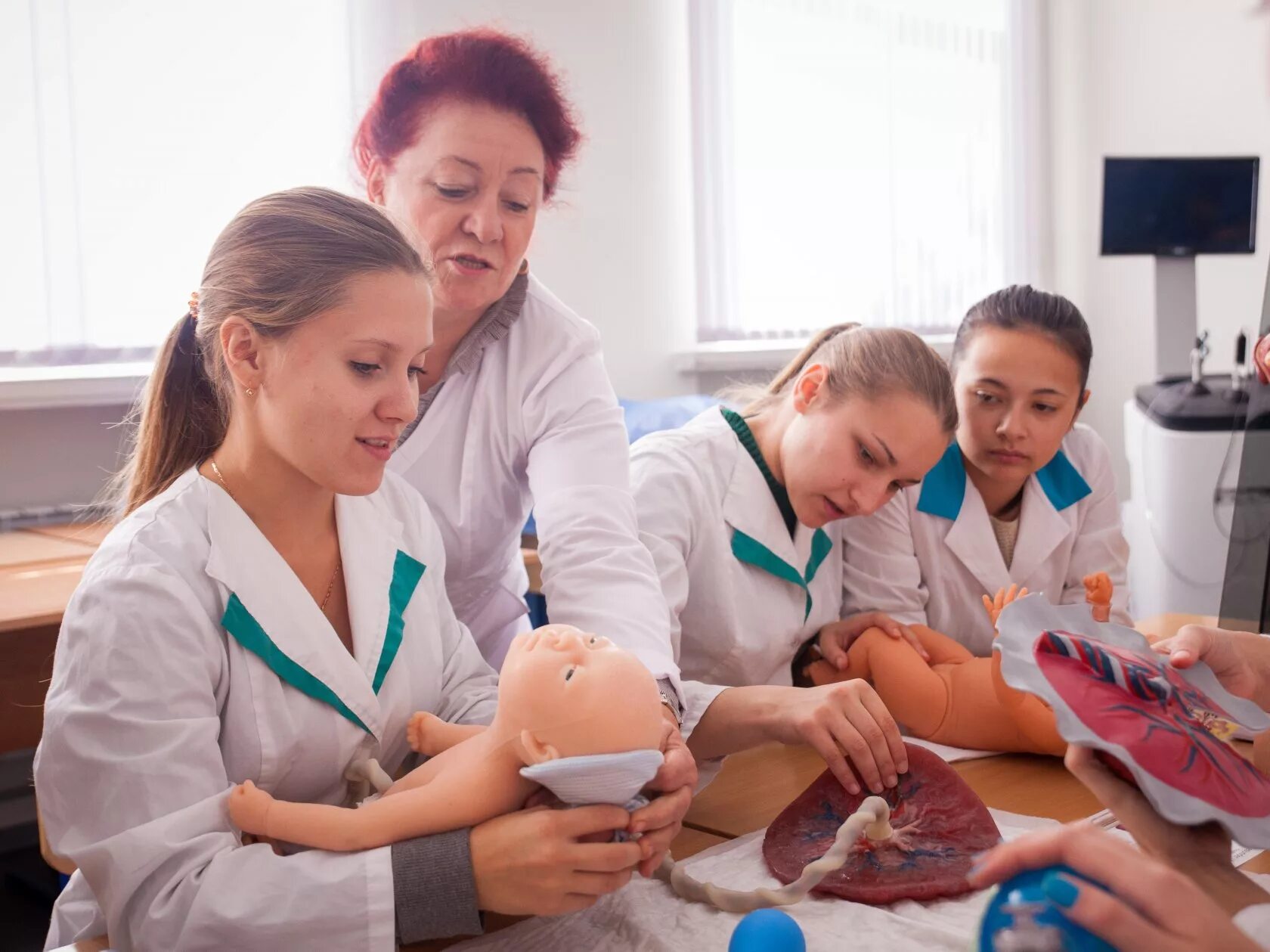 Врач ребенка оренбург. Лечебное дело. Занятие в медицинском. Занятия в медицинском институте. Лечебное дело акушерское дело.