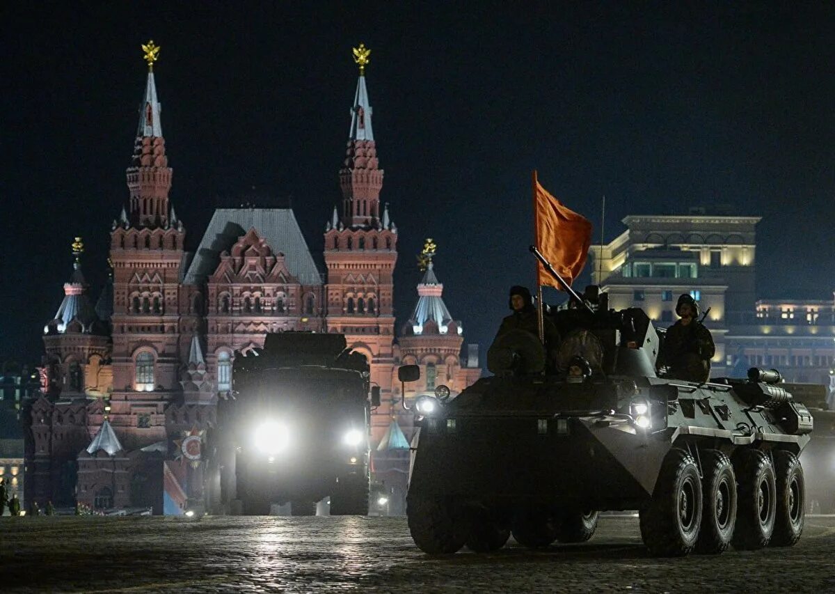 Москву ввели войска. Войска в москве. Москва 1991 год путч. Танки на красной площади 1991. Таманская дивизия августовский путч.