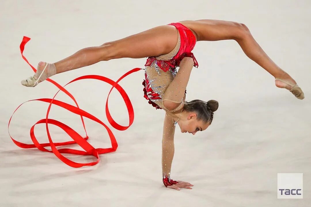 куб для художественной гимнастики. дина и арина аверины 2021. художественная гимнастика время выступления. дина аверина 2016. гимнастика дина аверина.