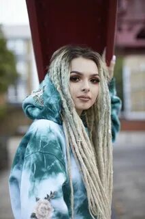 Девушка с дредами