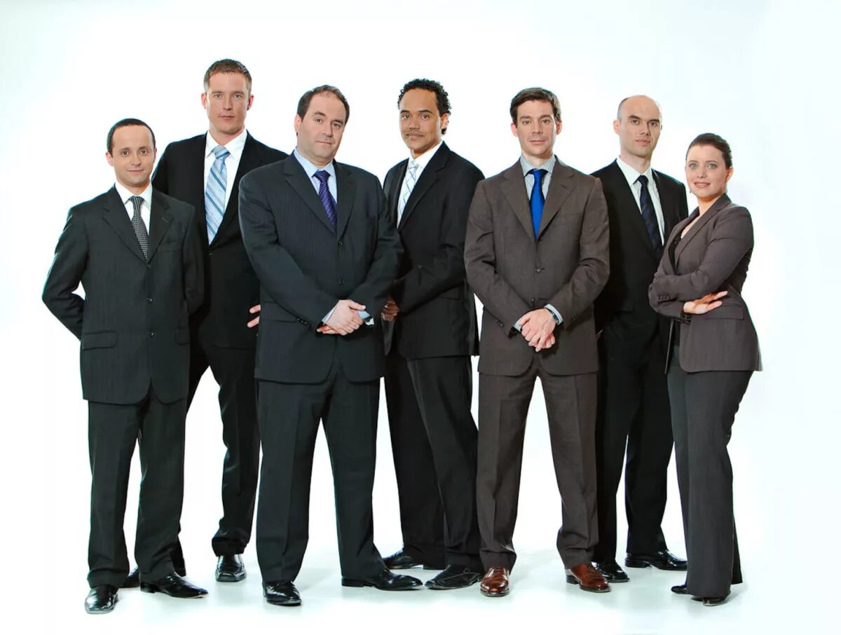 Сотрудники. Наша команда профессионалов. Радостный офисный сотрудник. Бизнес фотосессия команды. Успешный коллектив.