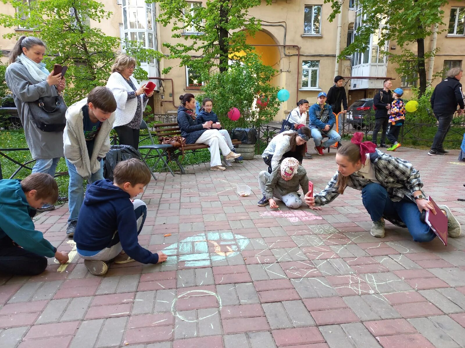 1 июня спб. Дети во дворе. Молодежь во дворе. Фестиваль во дворе. Праздник двора.