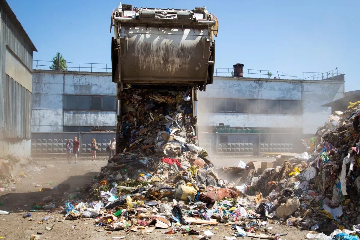 Производственными отходами. Утилизация твердых отходов. Твердые промышленные отходы. Переработка твердых бытовых отходов.