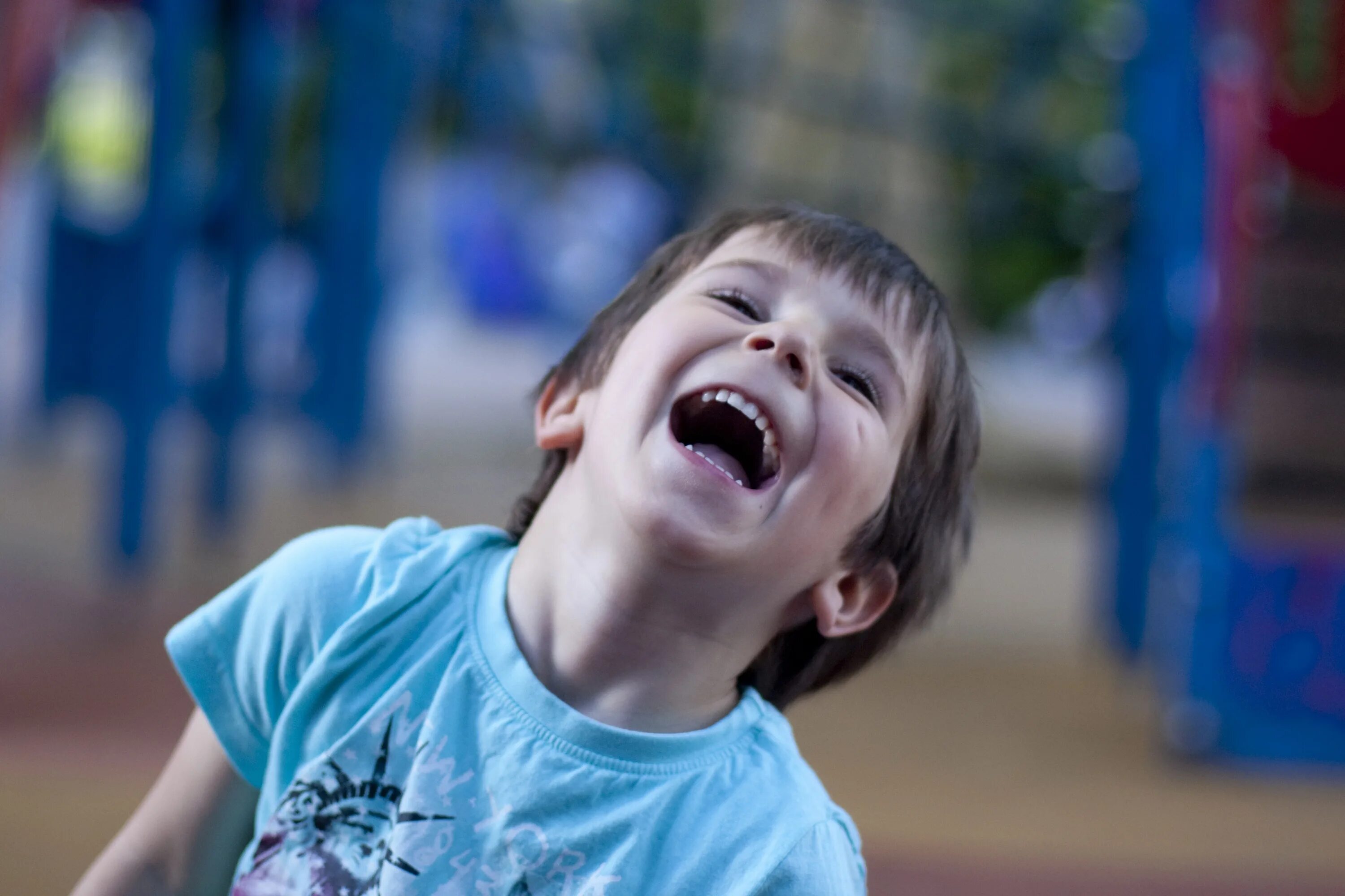 Children laughing. Мальчик смеется. Эмоция смех. Эмоции для детей. Мальчик улыбается.