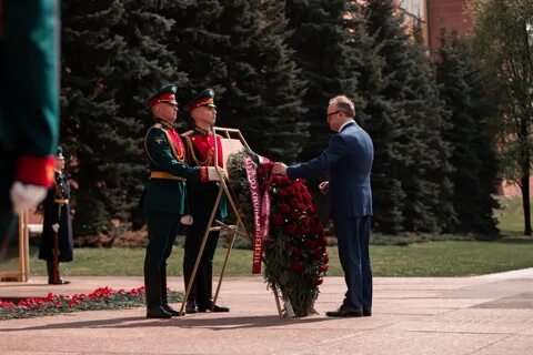 Возложение цветов в москве