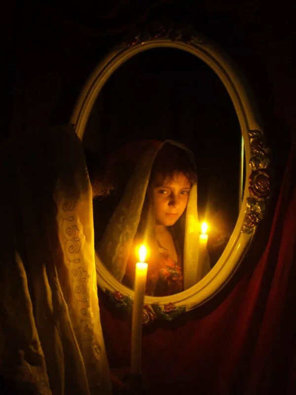 Свеча отражается в зеркале. Фотосессия со свечами. Фотосессия со свечами и зеркалом. Человек со свечой. Свеча перед зеркалом.