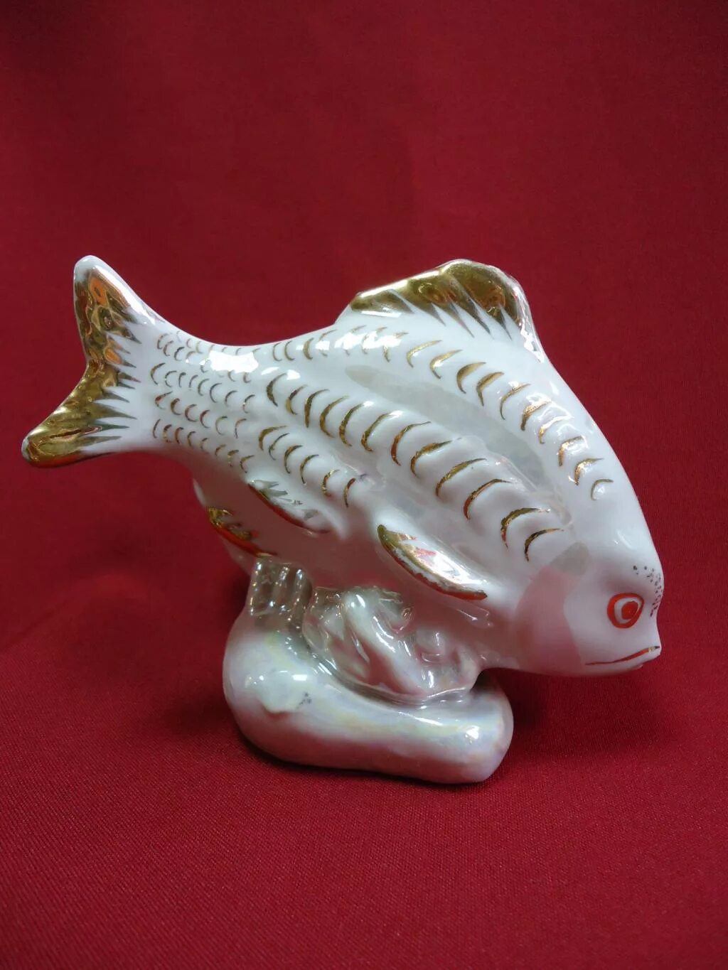 фарфоровая статуэтка рыбка. скульптура золотая рыбка бакинский фарфоровый завод. икорница лфз рыбка. золотая рыбка лфз. коростенский фарфор рыба.