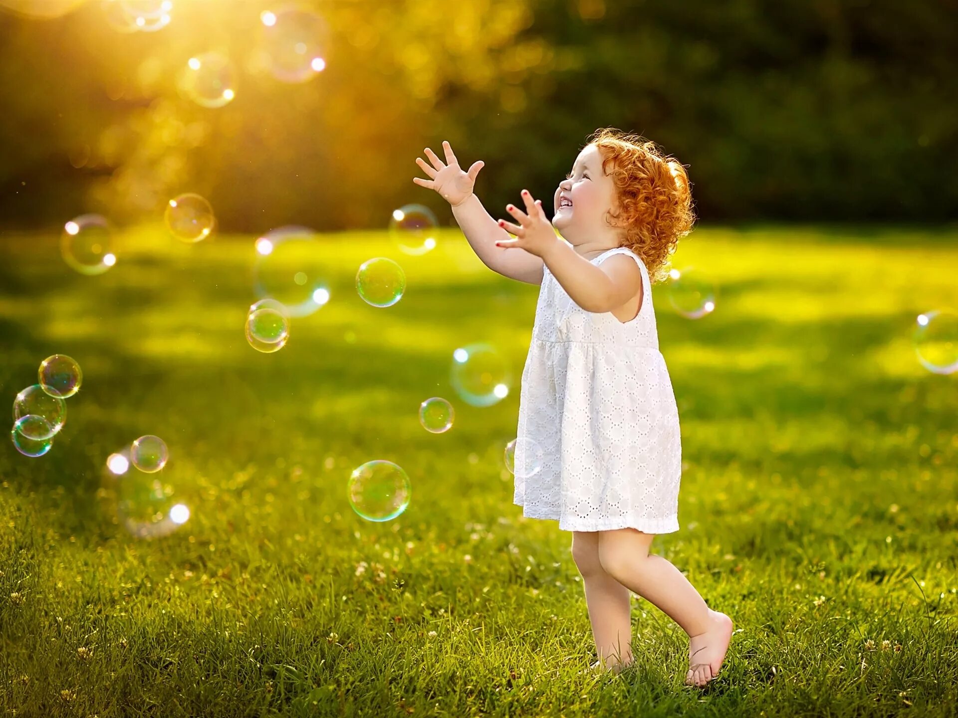 Самого счастливого человека на свете. Дети и мыльные пузыри. Дети радость жизни. Дети радуются. Счастливый ребенок.