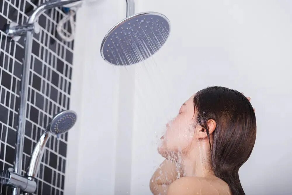 Женщина в душе Стоковая. Для улавливания волос в душе. Come a shower