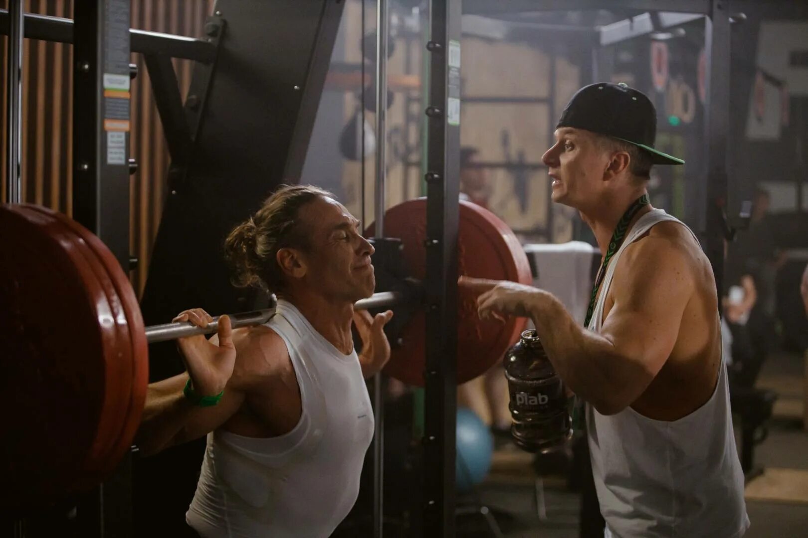 Где качок. Где качок. Где качок. Дуэйн джонсон кровью и потом. Кровью и потом анаболики 2013 постер.