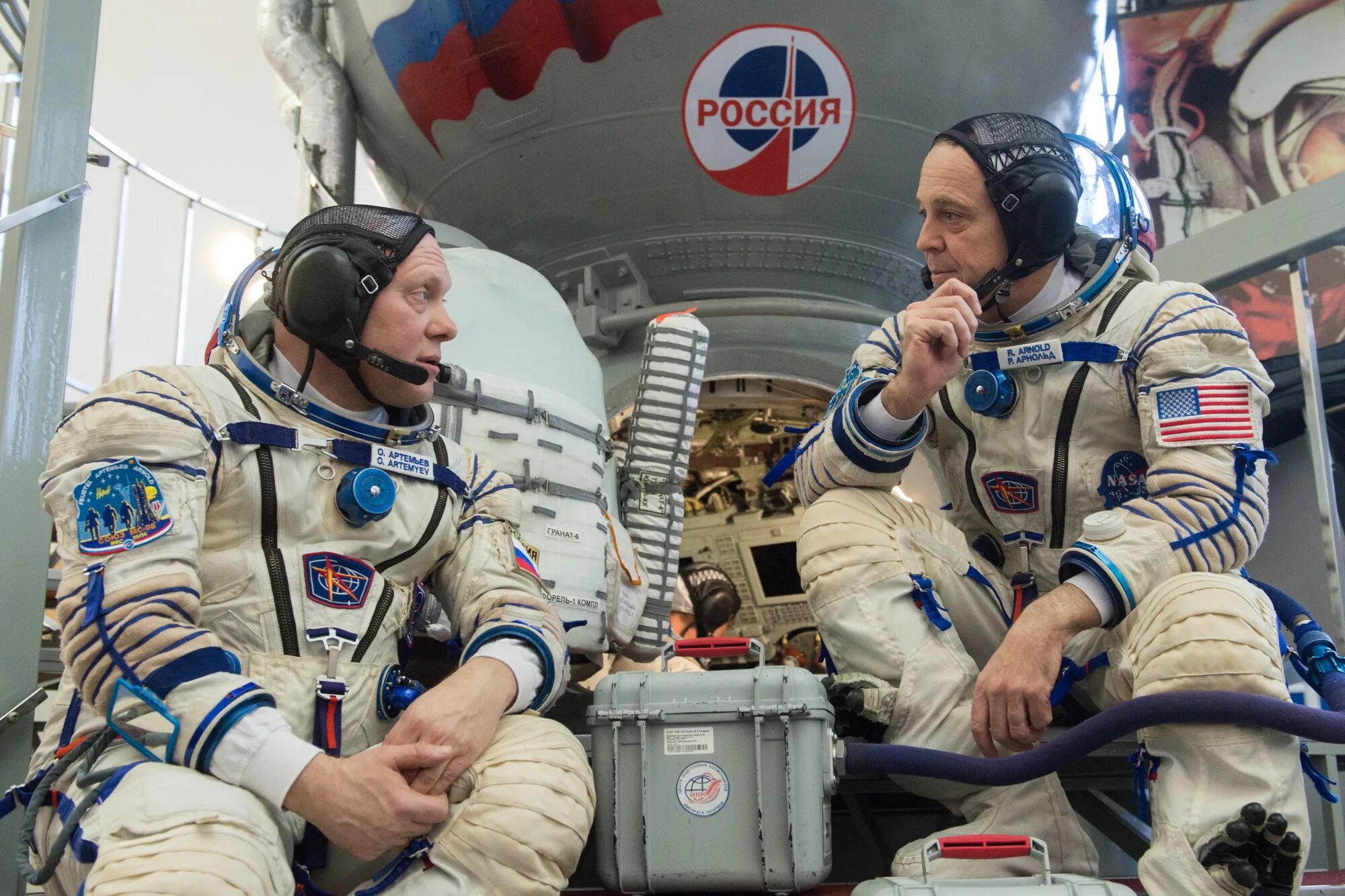 исследования на космической станции. луна-25 автоматическая межпланетная станция. российские космические ученые. современная космонавтика. мгу космический факультет.