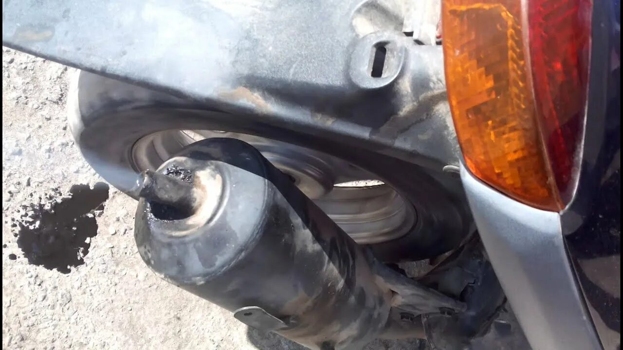 Ваз 2110 конденсат из выхлопной трубы. Масляное кольцо на выхлопной трубе. Масло в выхлопной трубе. Черная труба выхлопа. Масло через выхлопную.