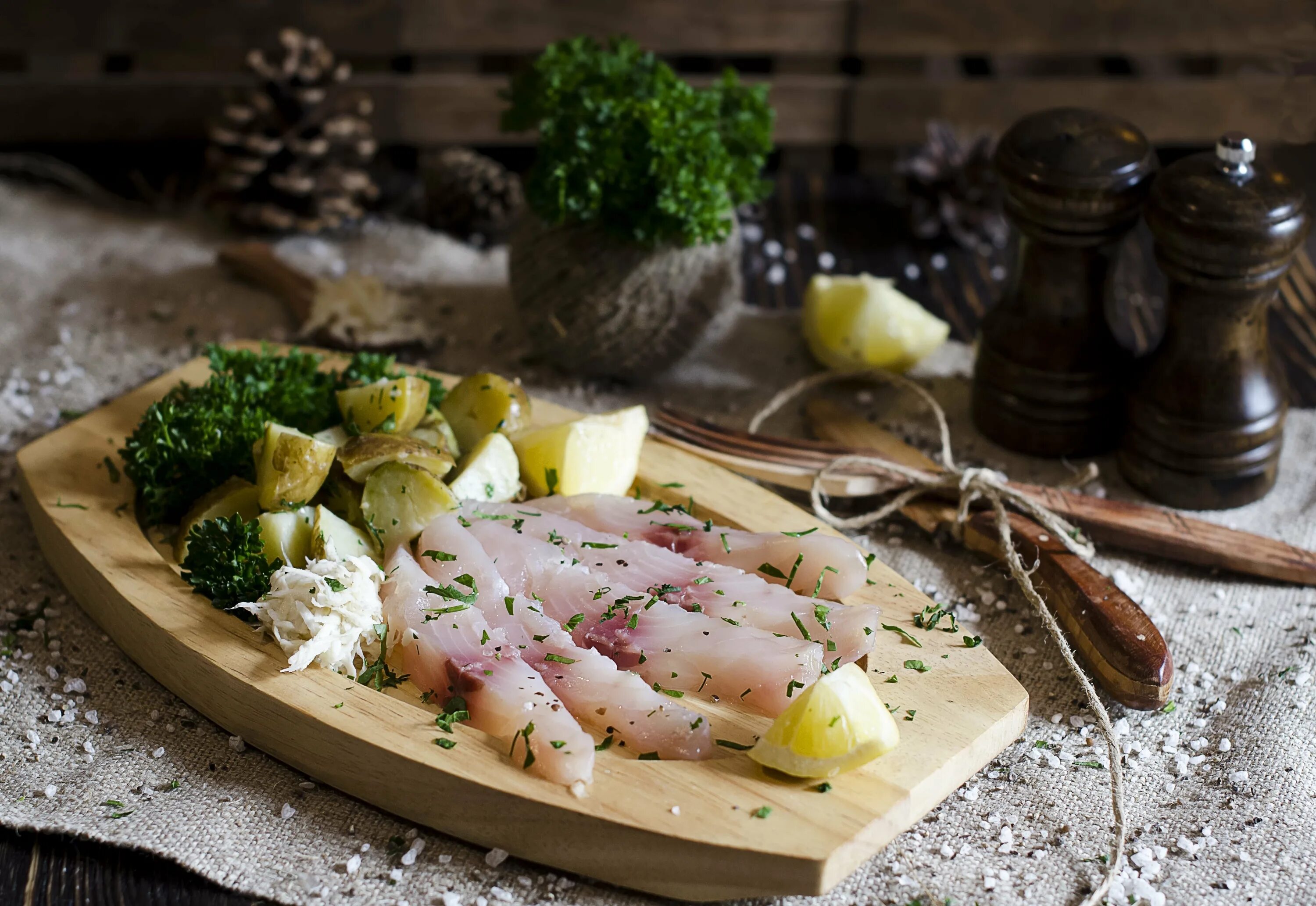 строганина калининград пеламида. кирова 23 томск кафе строганина. где поесть строганину. строганина из пеламиды калининград. муксун строганина.