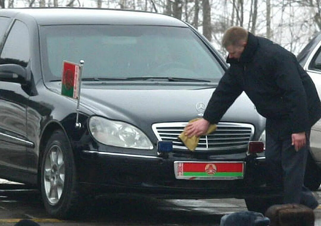 Авто из белоруссии после 1 апреля. Мерседес Пульман Лукашенко. Мерседес Лукашенко. Автомобиль президента Лукашенко.