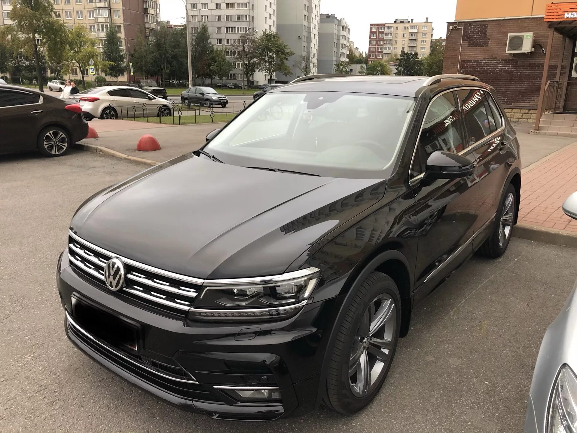 Volkswagen tiguan tdi. Тигуан спортлайн 2019. Тигуан 2019 ходовые огни. Тигуан американец 2019 драйв 2. Фольксваген Тигуан 2019 тюнинг тюнинг спортлайн.