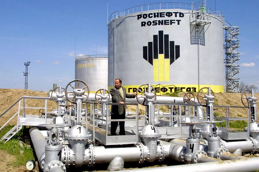 Нефтяные вышки в чеченской республике. Нефтедобыча в чечне. Чеченский нефтяной. Чеченская республика нефть. Нефтяной завод в ираке.