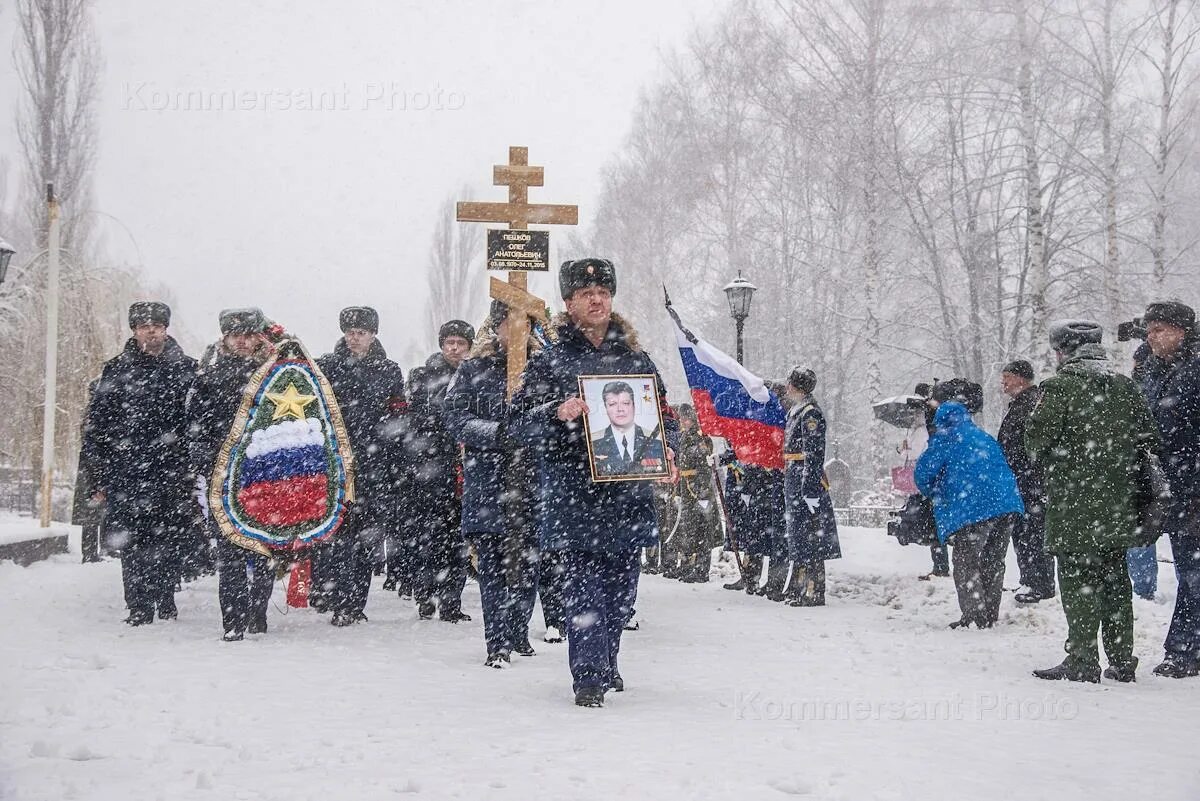 Жена Олега Пешкова летчика. Похороны летчиков в иваново