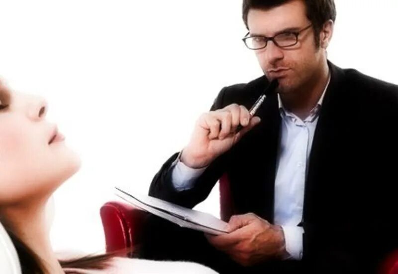 Кризис человека. Психологическая беседа. Общение людей. Психолог думает. Серьезный человек.