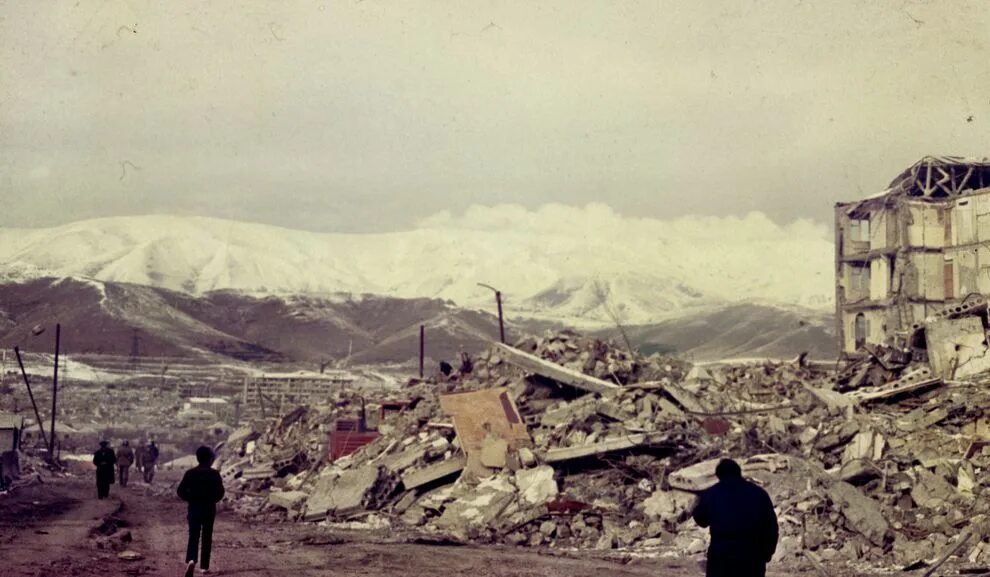 Землетрясение в армянской сср. Спитак землетрясение 1988. землетрясение в спитаке в армении 1988. землетрясение в армении в 1988 город ленинакан. город спитак армения землетрясение.