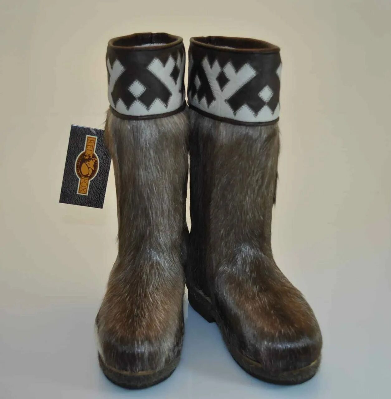 торбаса меховые сапоги народов севера айхал. мужчина в унтах. сапоги из хасаутского могильника. черные бурки из оленя. кисы обувь.