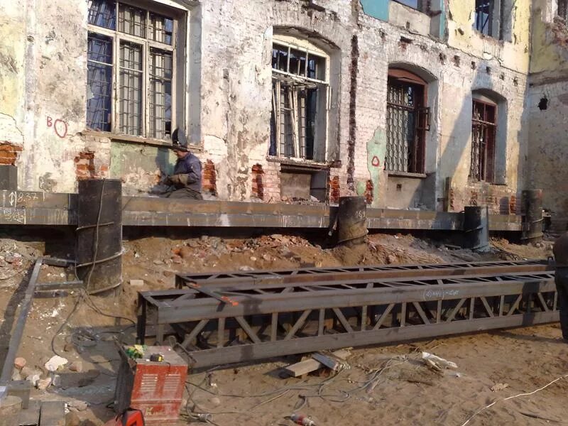 Штукатурка наружных стен. Демонтаж кирпичной кладки. Капитальный ремонт здания. Реконструкция стен здания. Усиление кирпичных стен стальными обоймами.