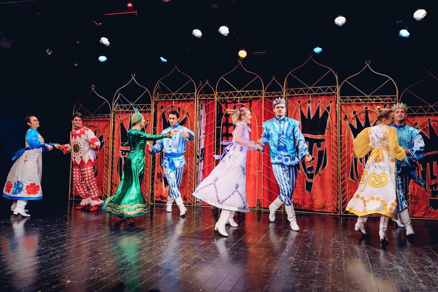 Спектакль новый год наоборот фото. Театр кадышевой новогоднее представление для детей. Новый год наоборот спектакль. Новый год наоборот спектакль. Царевны новогоднее представление.