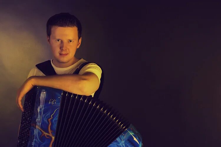 Баянист на праздник. Человек играет на баяне. Баян на свадьбе. Музыкант баянист олег гапонов. Баянист на праздник.