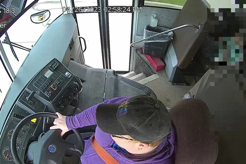 Останови этот автобус видео. Останови этот автобус видео. Автобус останавливается только на остановочных пунктах. Машинист останови. Космонавты, ветл удалых).