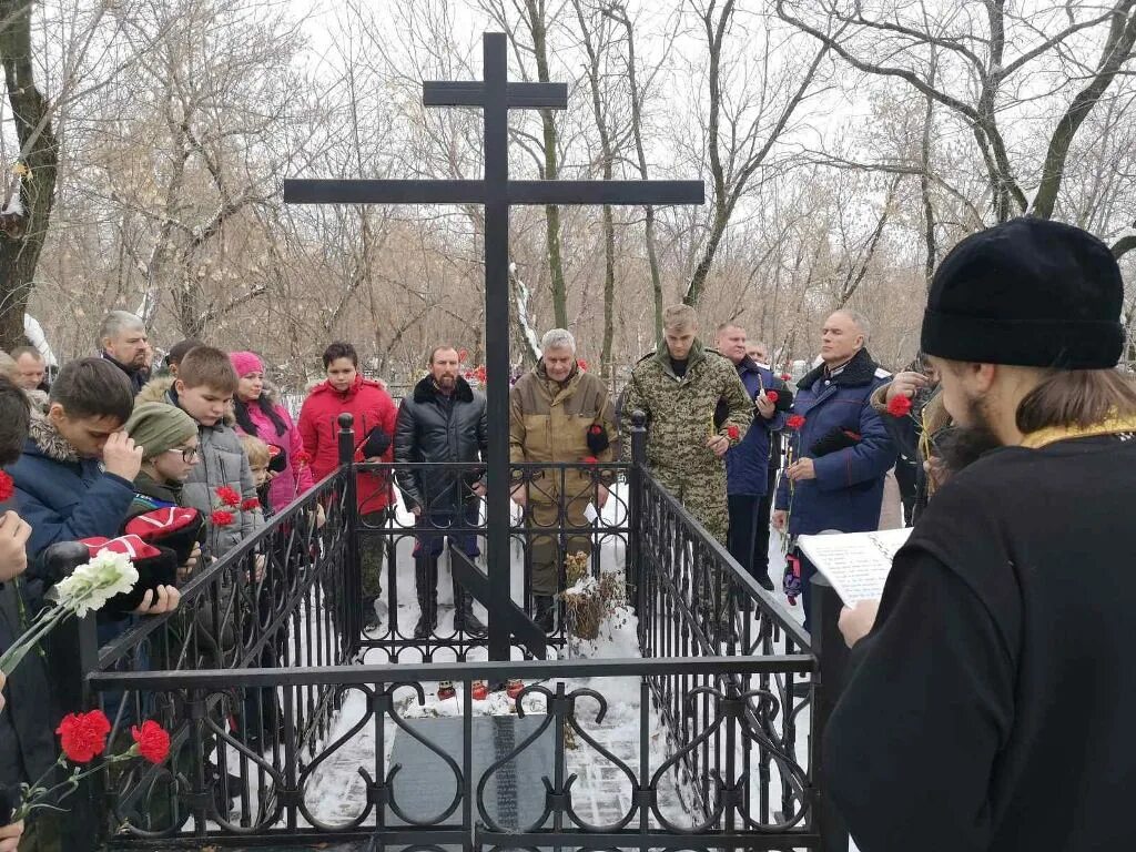 Похоронить саратове. Воскресенское кладбище Саратов. Могила расстрелянных священников Саратов Воскресенское кладбище. Панихида на кладбище. Священник на кладбище.