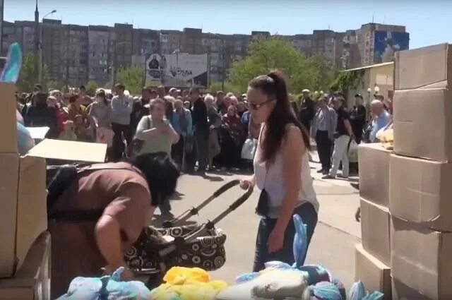 Раздача гуманитарных. Херсон раздача гуманитарки. раздача гуманитарной помощи херсон русские. в херсоне раздают гуманитарку. раздают гуманитарку.