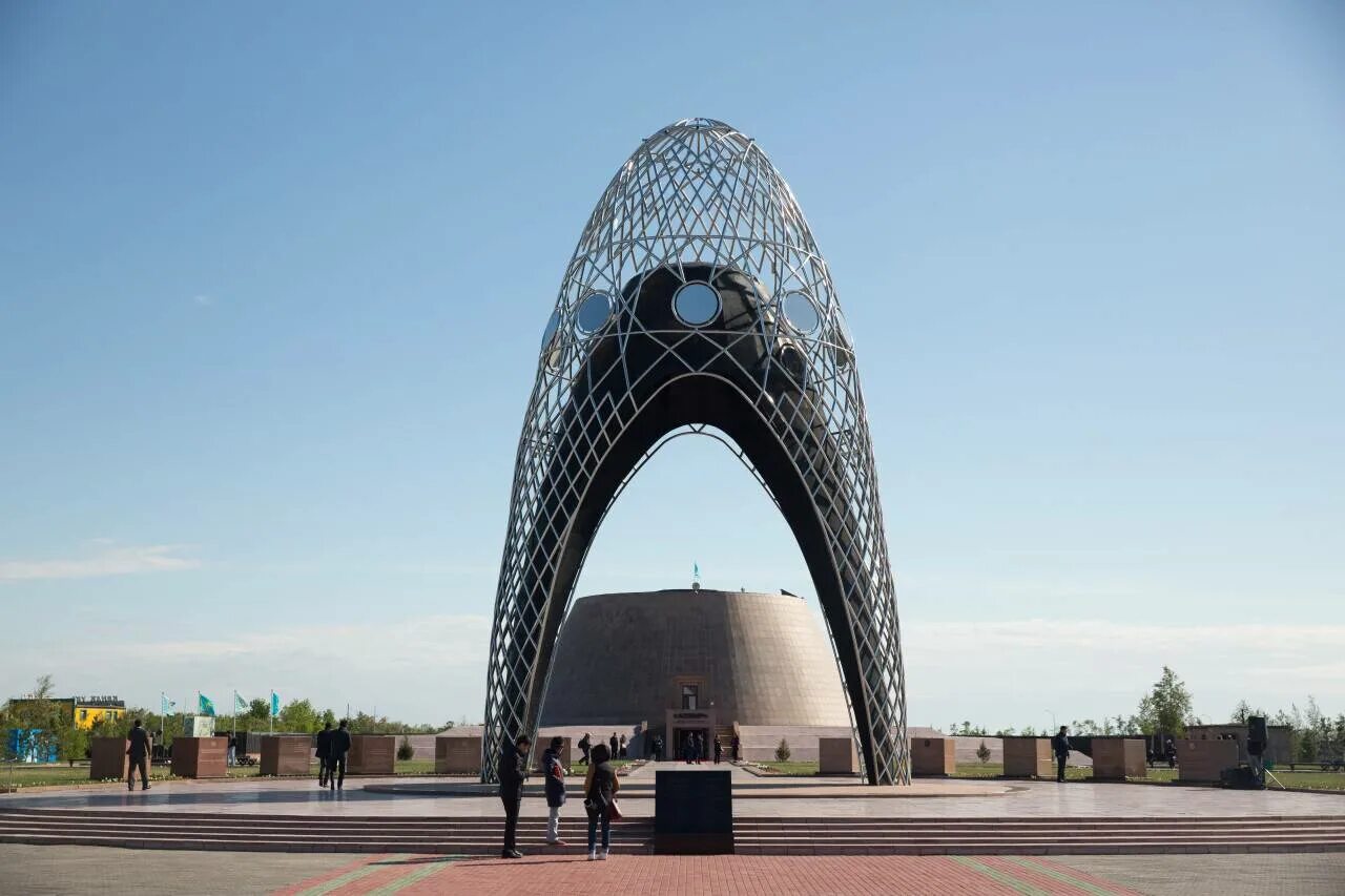 Акмолинский лагерь изменников родины. Алжир мемориал. алжир акмолинский лагерь жен изменников родины. алжир мемориальный комплекс в нурсултане. арка скорби.