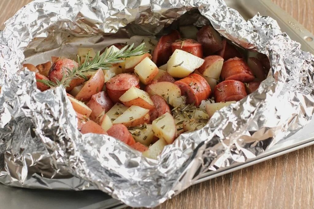 Овощи под фольгой. Продукты завернутые в фольгу. мясо с овощами в фольге. овощи в фольге. запеченные в фольге овощи.