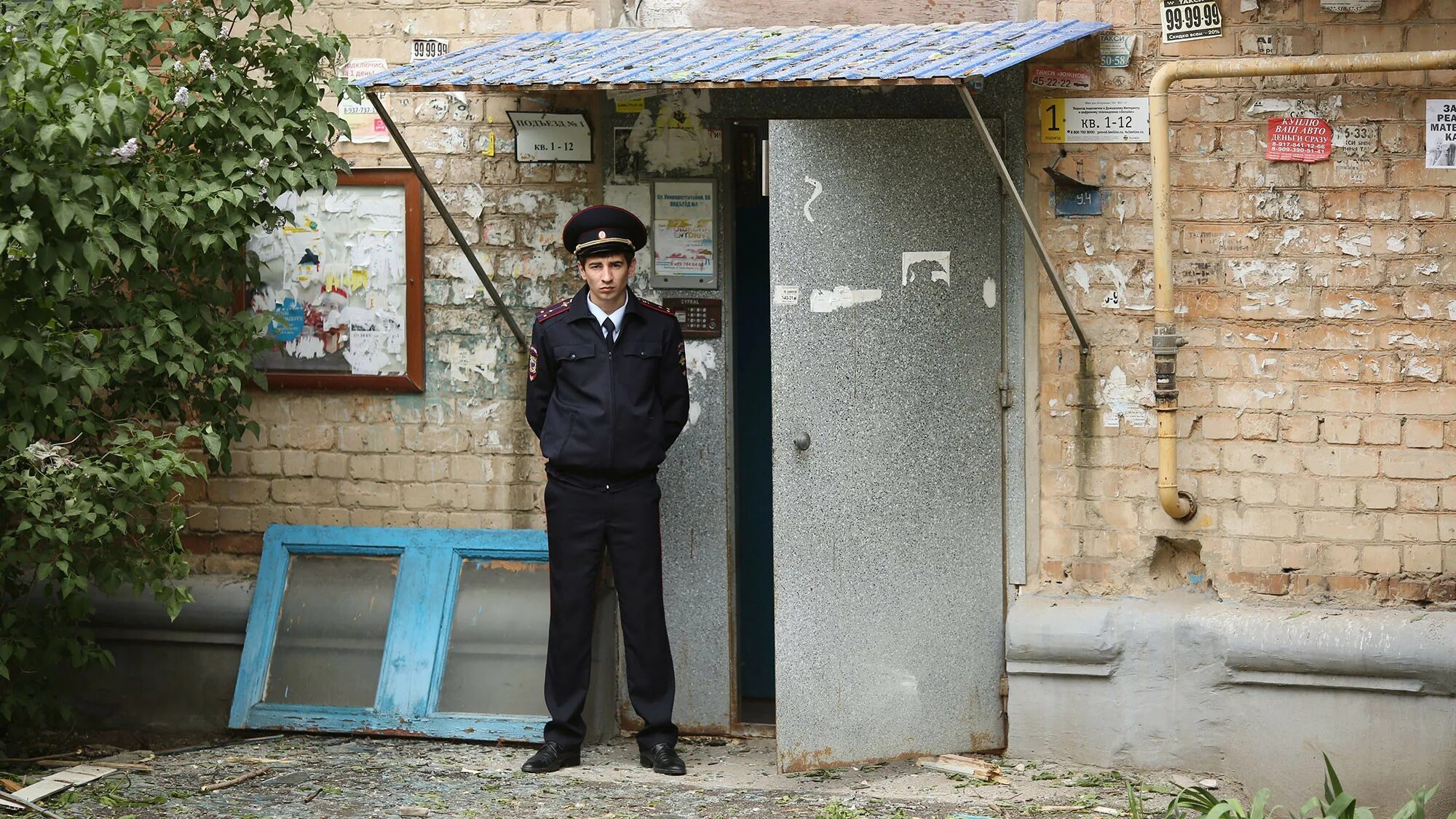 Соседи вызвали участкового. Полиция в подъезде. Полицейский в подъезде. Квартира полиция.