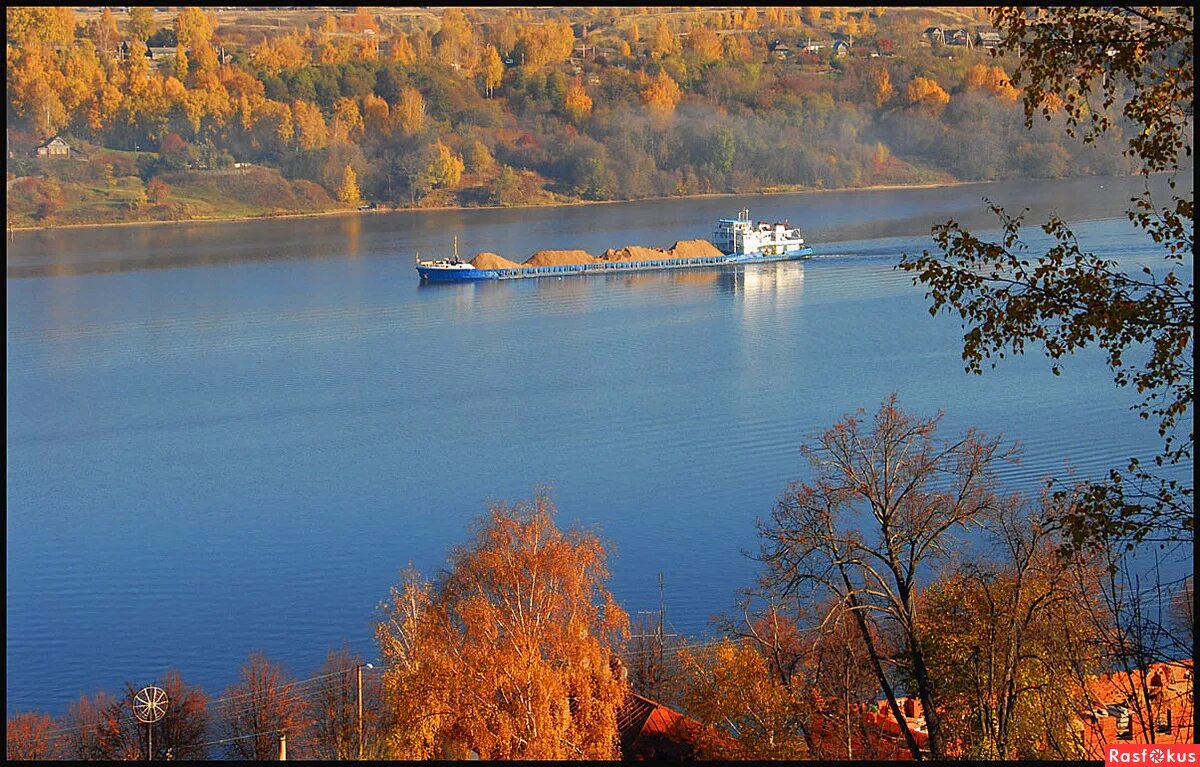 над волгой широкой. парк на стрелке далёкой на волге. под городом горьким. на волге широкой на стрелке далекой. на волге широкой.