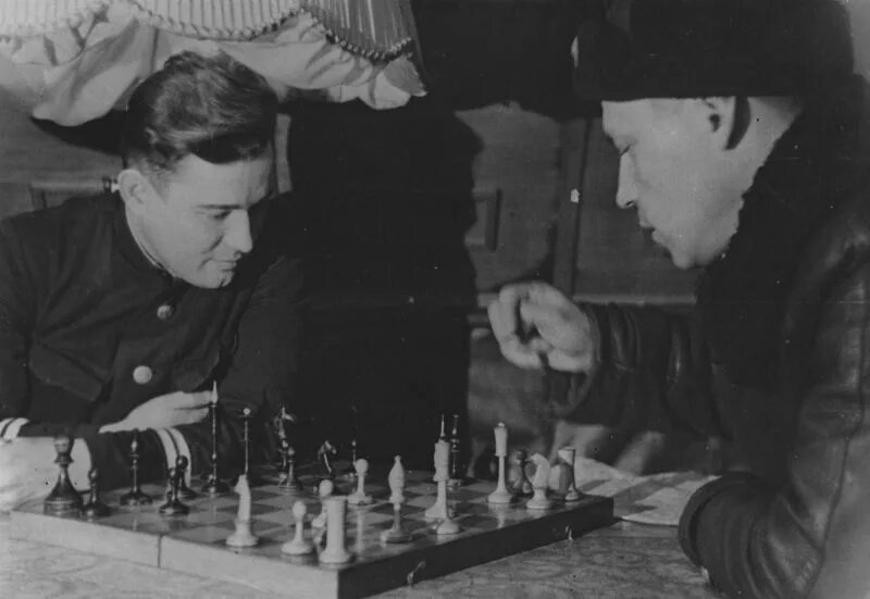 Ребята играют в шахматы распространенное. Шахматы советских времен.