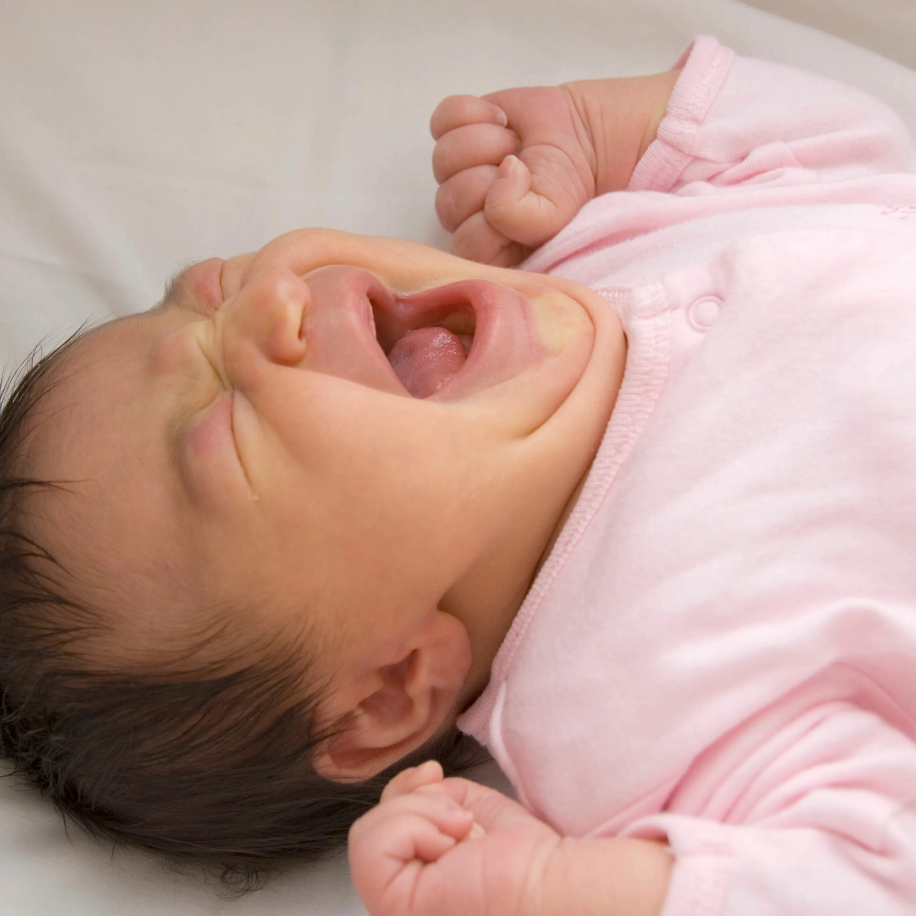 Почему новорожденный выгибается. Запрокидывание головы у младенцев. Запрокидывание головы назад у грудничка. Плач новорожденного ребенка.