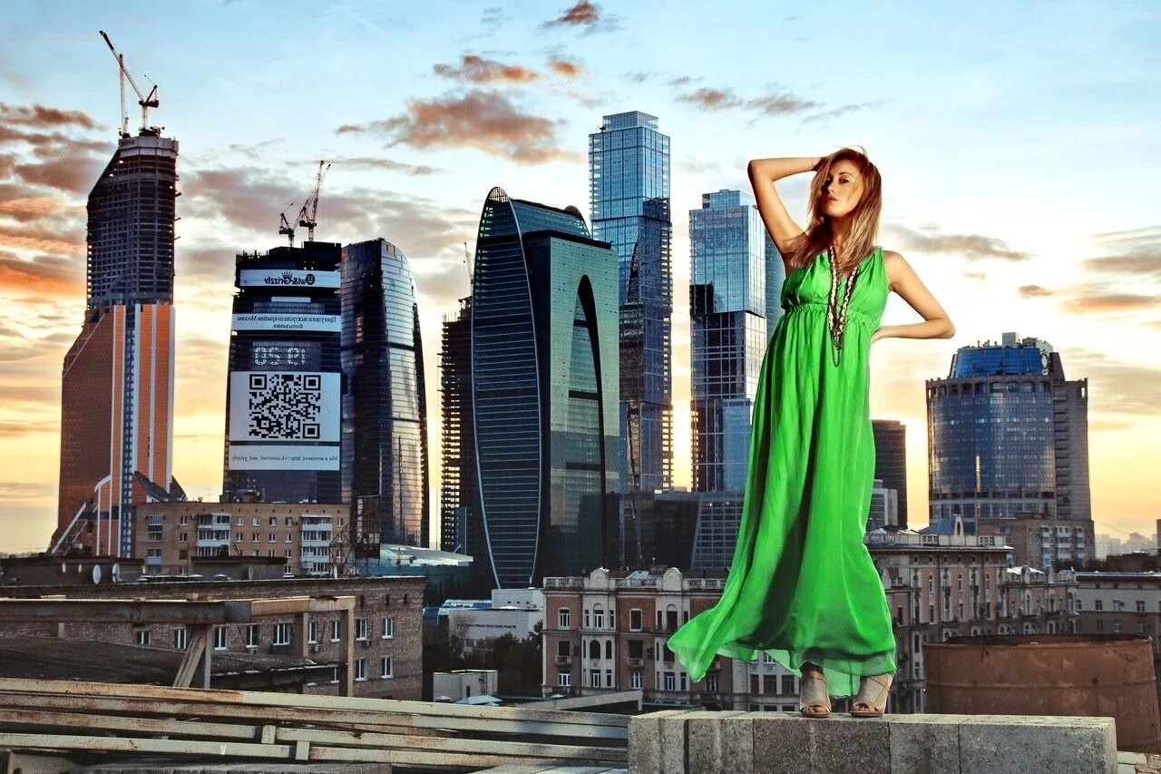 Москва сити фото людей. Москоу Сити фотосессия. Фотосессия в городе. Фотосессия на фоне зданий. Фотосессия на фоне небоскребов.