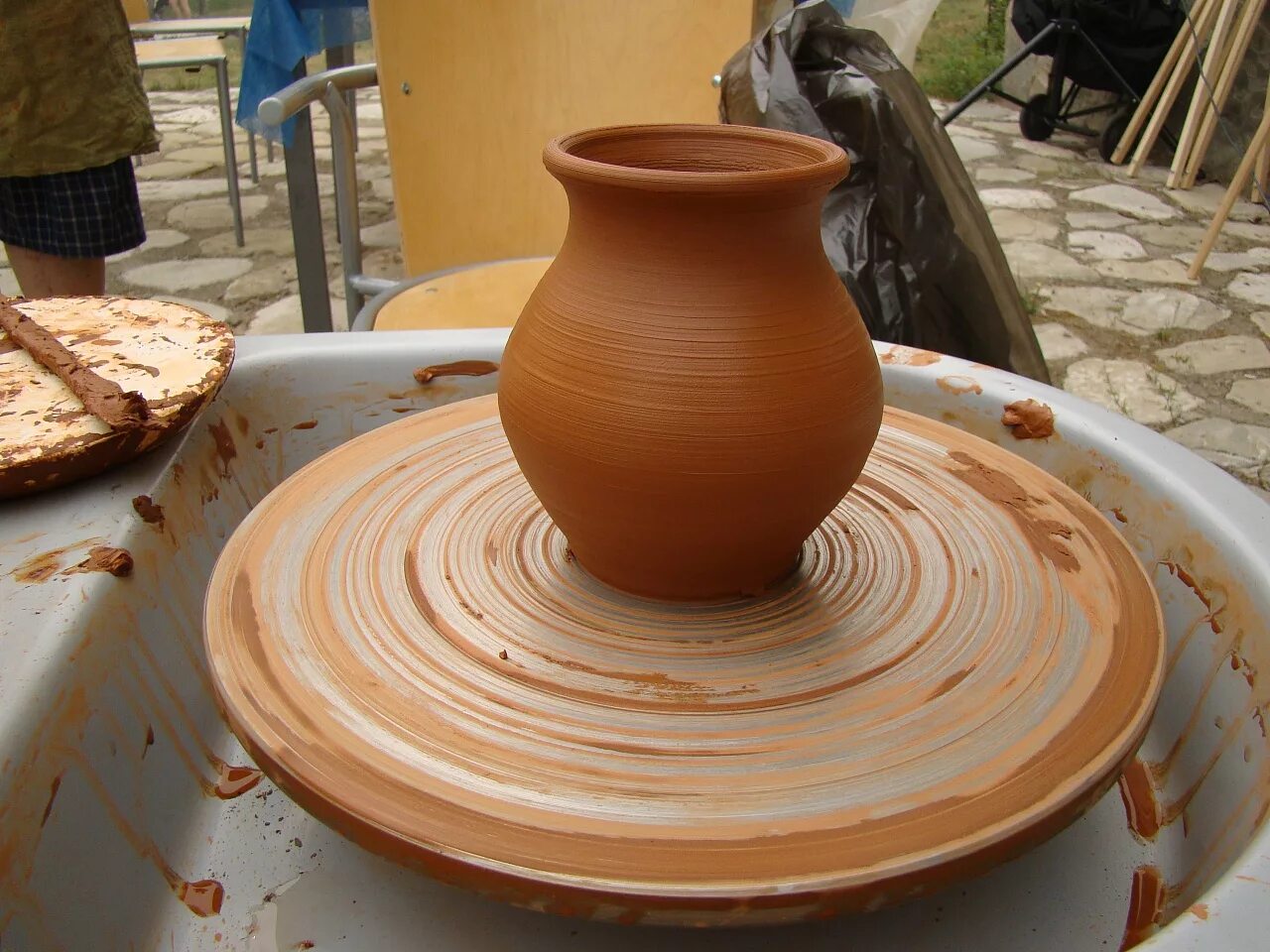 Изготовление глиняной посуды. Гончарный круг и Гончар. Глиняные изделия. Изделия из глины на гончарном круге. Готовые изделия на гончарном круге.