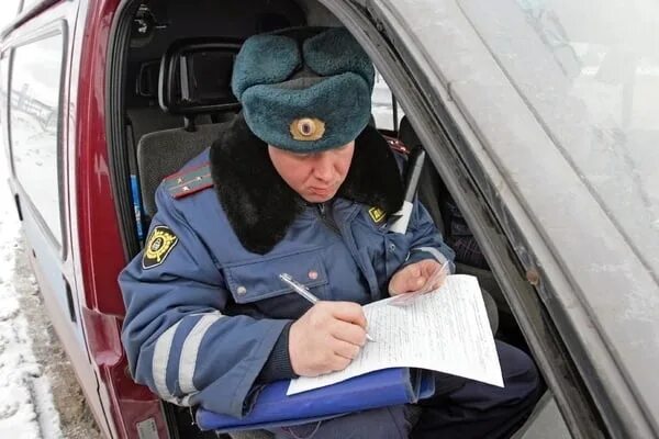 Дпс выписывает штраф. Проект профессии полиция. Правоохранители в неведении?. Апишев адмирал. Полицейский регулирует движение.
