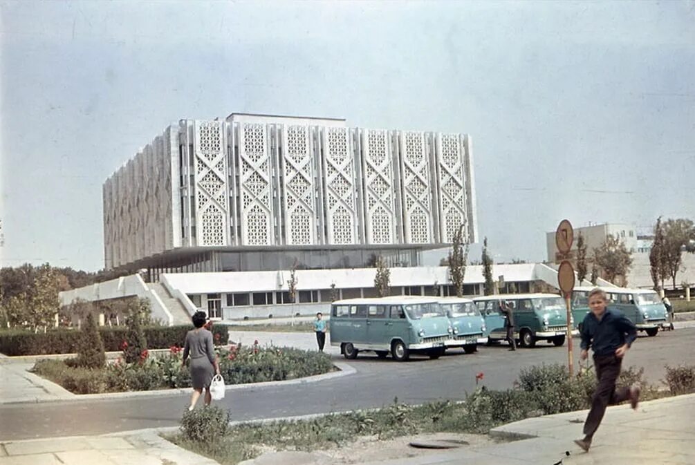 Узбекский ташкентский. Узбекская ССР Ташкент. Узбекистан 1960. Тошкент 1960-70. Ташкент площадь Ленина 1975.