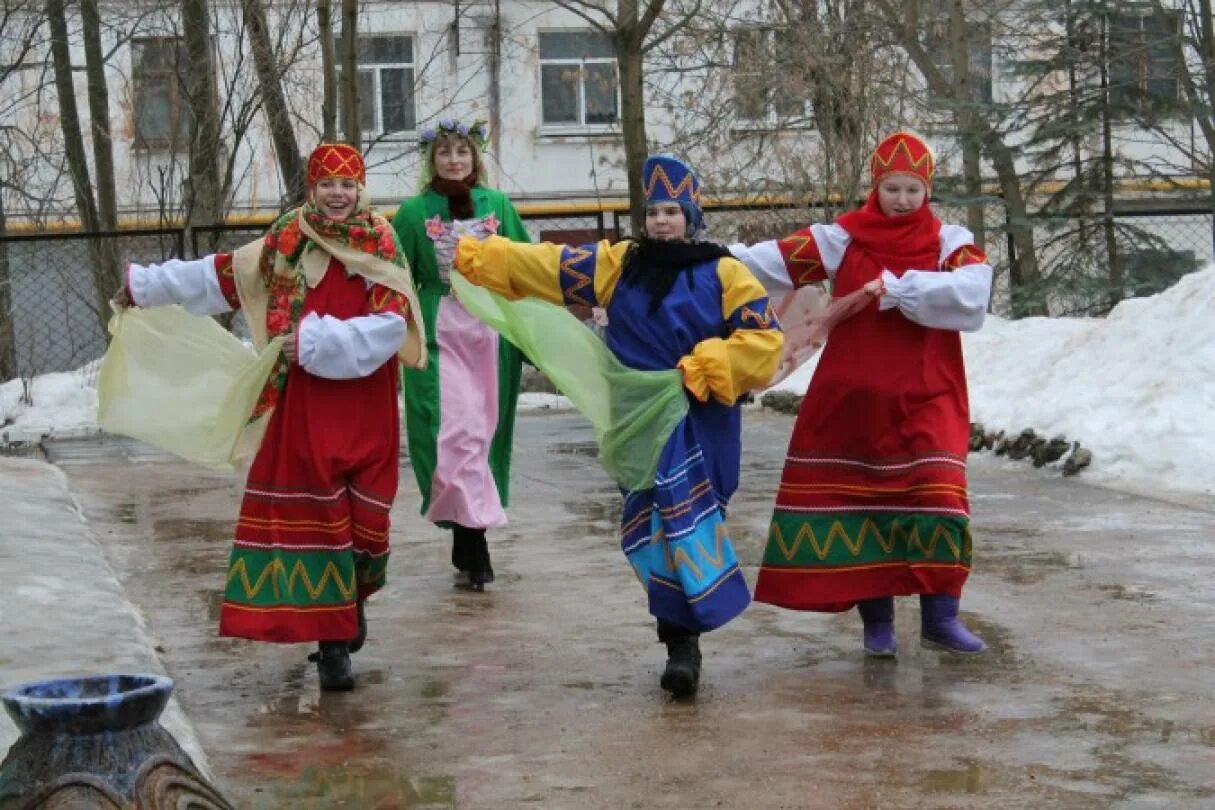 Сценарий на масленицу простой. Костюмы на Масленицу народные гуляния. Театрализованное представление на Масленицу. Гулянья на Масленицу костюмы костюмы народные. Масленица для детей дошкольного возраста.