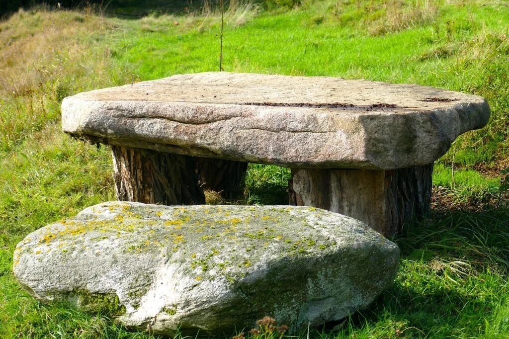 Стол в древности. Каменный стол. Каменная скамья. Скамейка из камня. Стол садовый каменный.