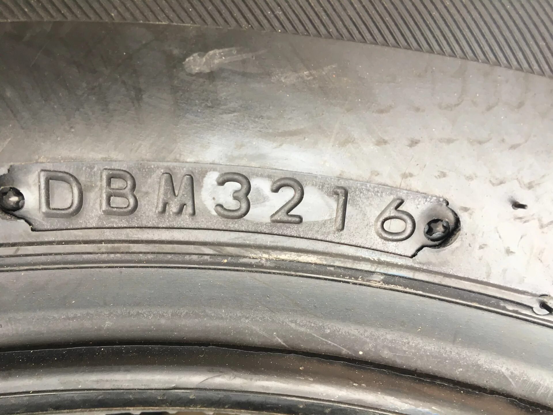 Дата выпуска на шинах bridgestone. Бриджстоун близак дата выпуска. Бриджстоун а/т. Е20 е4 на шинах bridgestone blizzak. Как определить год выпуска шин bridgestone.