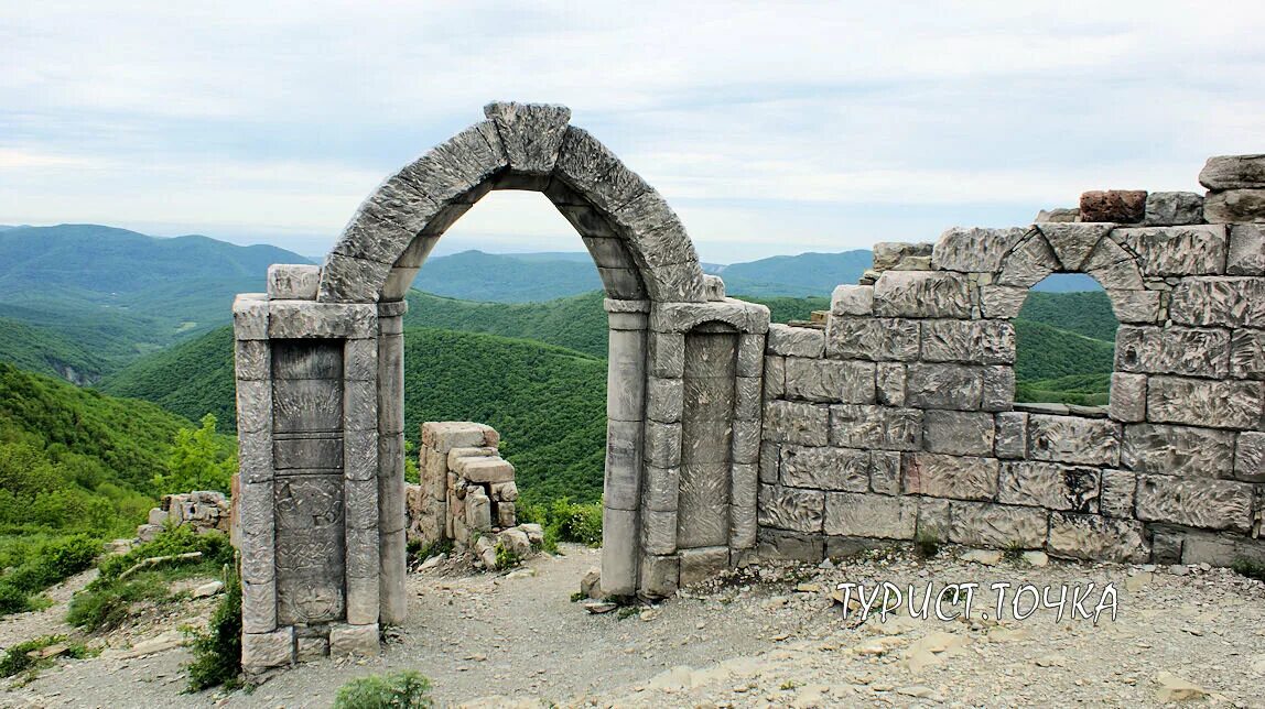 грозовые ворота памятник. гора грозовые ворота геленджик. грозовые ворота геленджик. экскурсия кабардинка грозовые ворота ворота. грозовые ворота геленджик экскурсия фото.