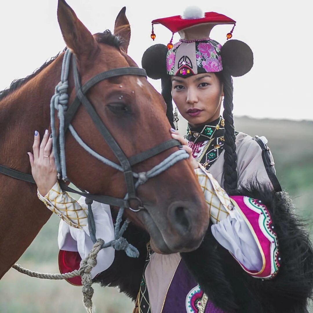 калмыцкий национальный костюм мужской. калмыцкое национальное платье. калмыкия калмычка. калмыкнациональная одежда калмыков. народный костюм калмыков.