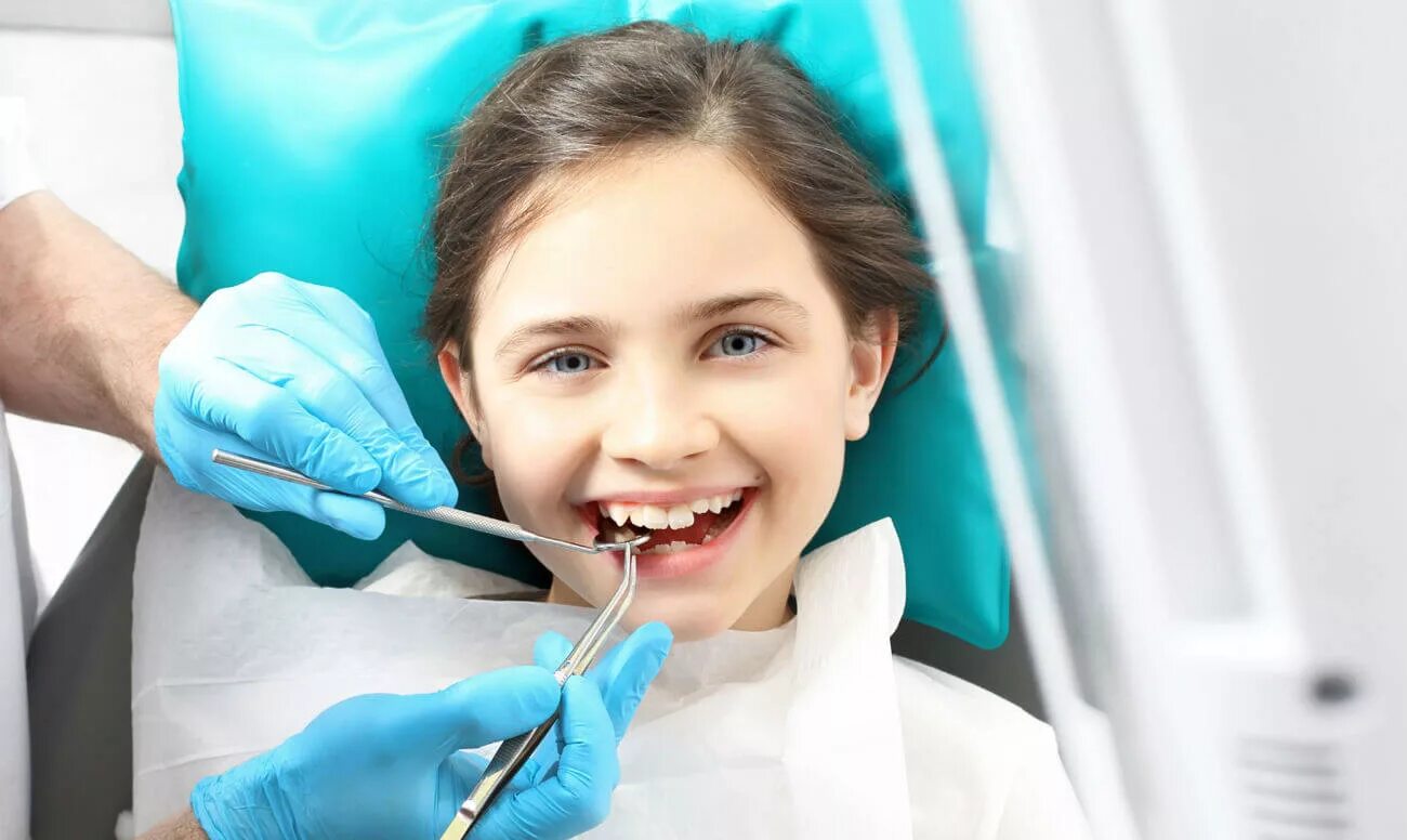 Лечение заболевшего зуба. Ребенок у стоматолога. Стоматология дети. Зубы стоматолог.