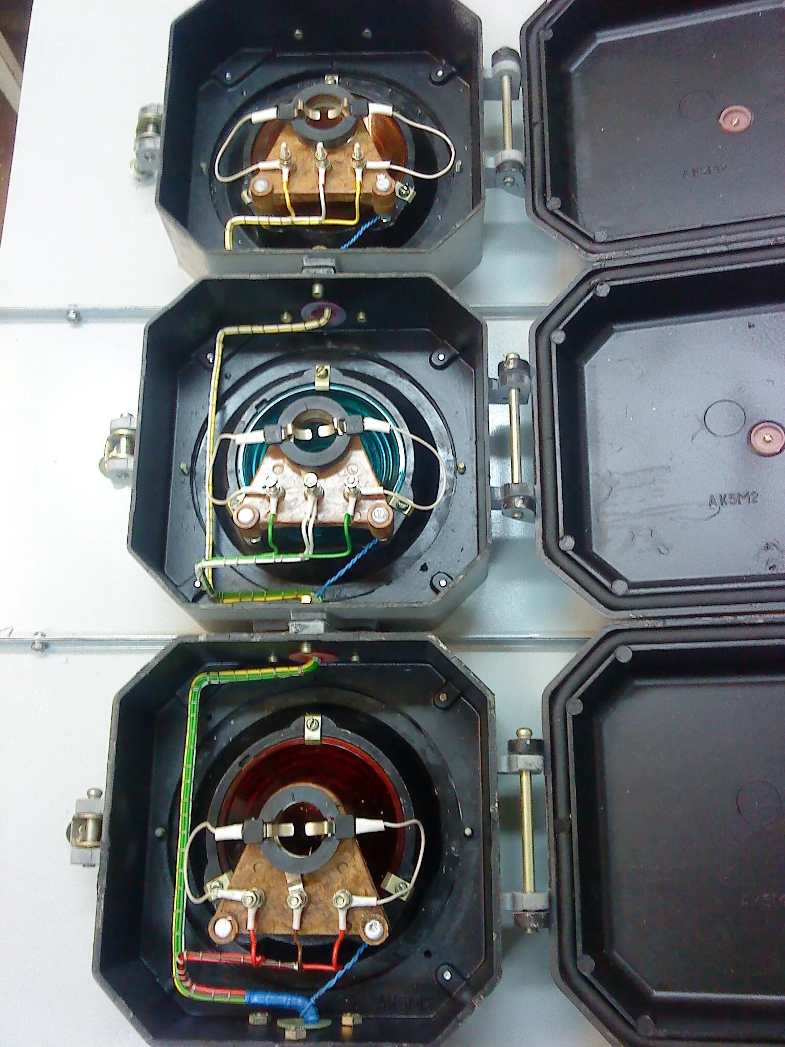 светофор сцб. светофоры на жд сцб. смена ламп светофоров. мачтовые светофоры на жд. светофорный трансформаторный ящик сцб.