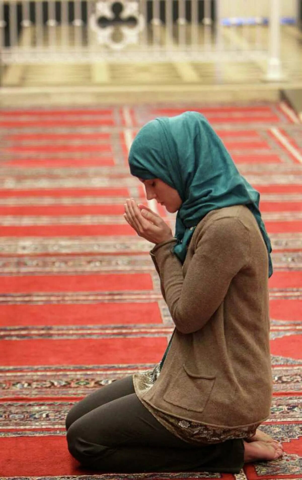Молитва мусульманских женщин. Намаз. Мусульманка молится в мечети. Что такое намаз у мусульман. Девушка в мечети.