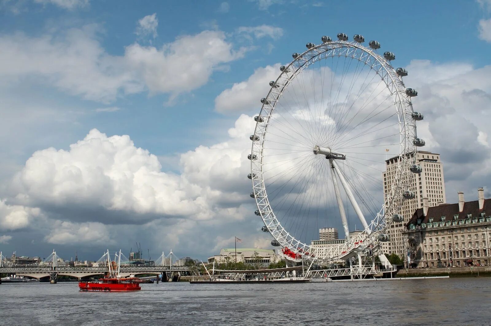 One of the london s. Лондон колесо обозрения глаз Лондона. Колесо обозрения "Лондонский глаз" (London Eye). Лондон айс колесо. Лондон айс колесо обозрения.